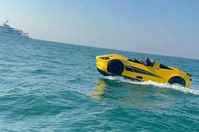 Dubai’de Ferrari görünümlü jet ski dikkat çekti