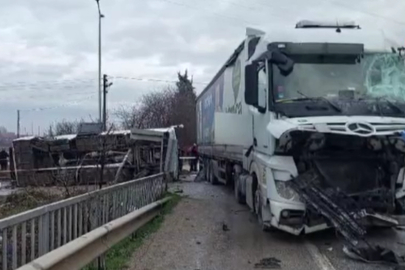 Okul servisi ile TIR çarpıştı: 8 öğrencinin durumu ağır