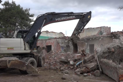 Gemlik'te metruk bina kontrollü şekilde yıkıldı