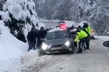 Bursa'da karlı yolda vatandaşlar mahsur kaldı