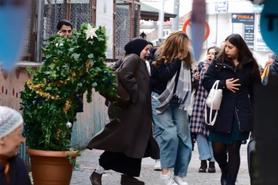 Bursa'da hareketli yılbaşı ağacı hem korkuttu, hem gülümsetti