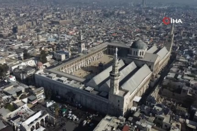 Emevi Camii'nde cuma namazı yoğunluğu