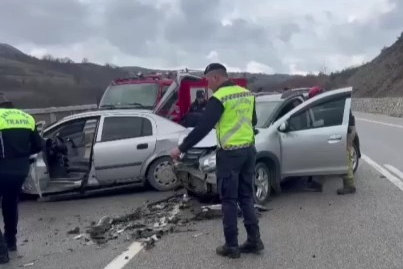 Bursa'da kafa kafaya kaza: 2 yaralı