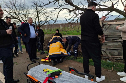 Bursa'da TIR'ın çarptığı otomobil ağaçlık alana uçtu: 3 yaralı