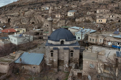 571 yıllık cami dimdik ayakta