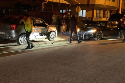 Bursa'da 2 otomobil çarpıştı: 3 yaralı