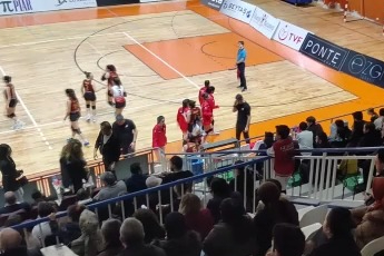 Bursa'da oynanan voleybol maçında sürpriz evlenme teklifi