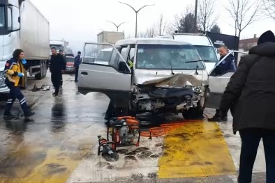 Bursa'da park halindeki TIR'a çarptı: 3 yaralı