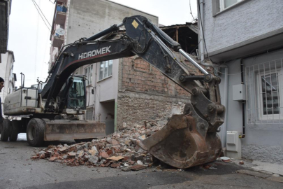 Gemlik'teki metruk binalar bir bir yıkılıyor