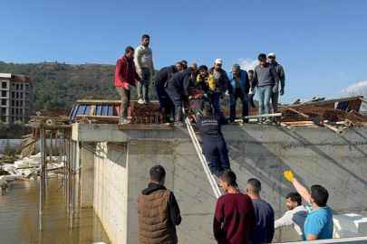 İnşaat halindeki binada kalıplar göçtü: 3 işçi yaralandı